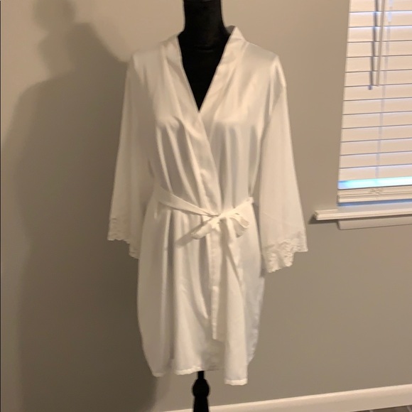 The Mrs. Robe - Picture 3 of 3